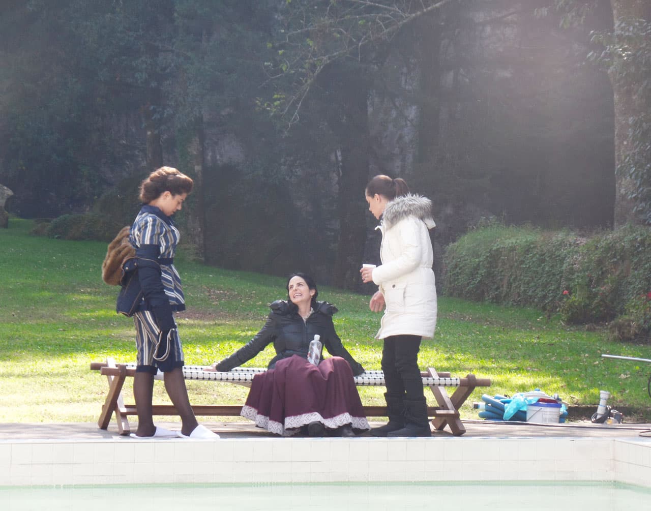 Mientras el staff preparaba todo para grabar, Ximena Herrera platicaba con Bárbara Singer y la directora de escena.