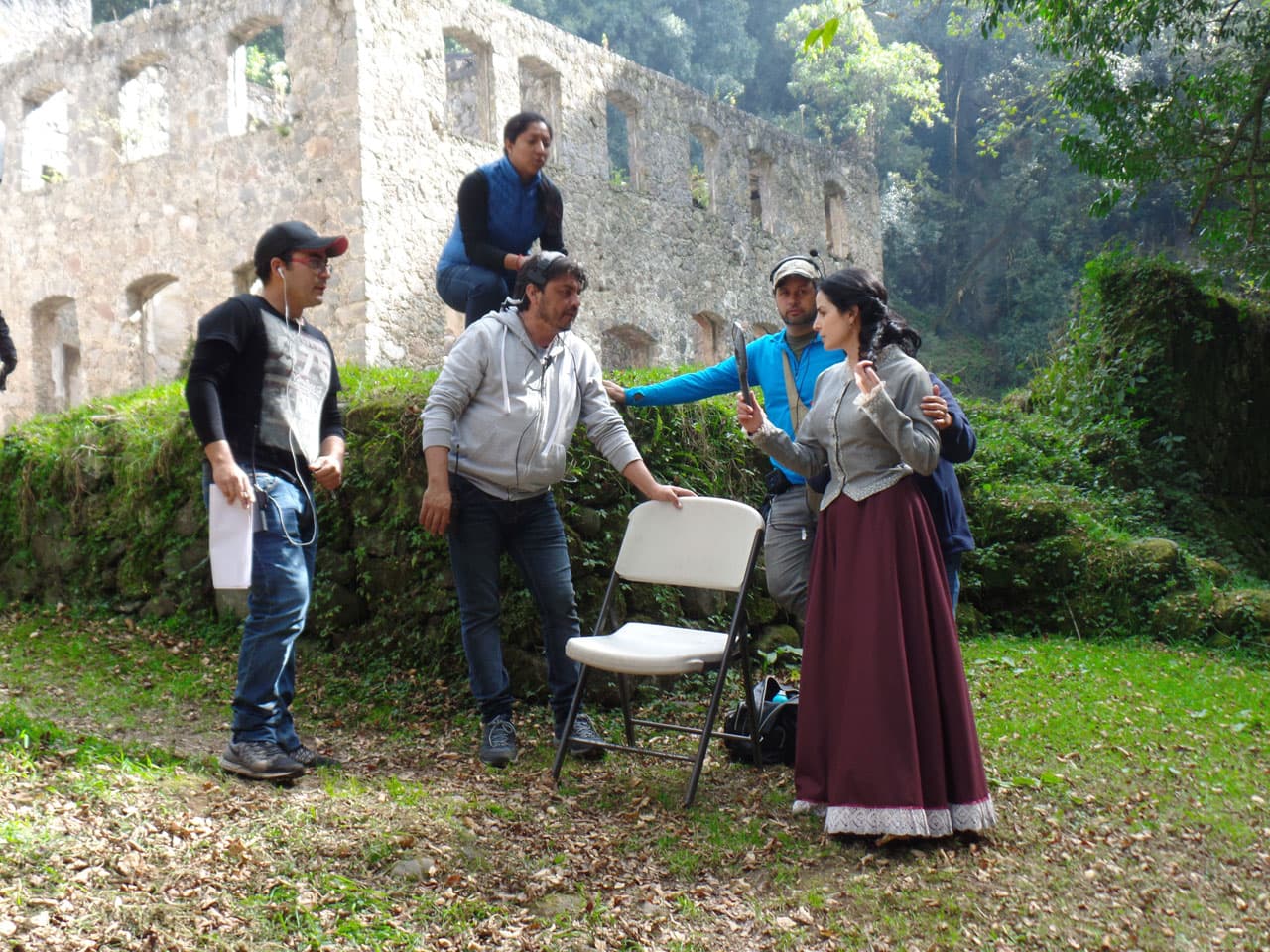Antes de entrar a cuadro, la actriz recibió un retoque de maquillaje.