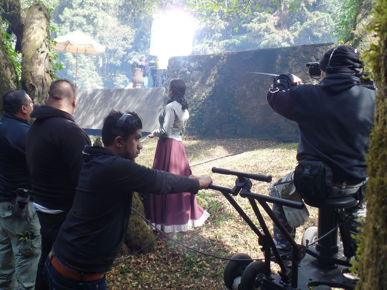 Para esta escena Ximena vistió un blazer gris y una falda larga.