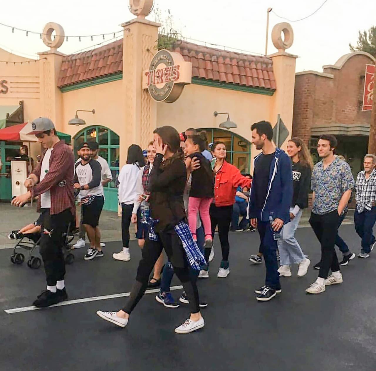 Además fueron vistos juntos celebrando el 4 de julio pasado en Disneylandia, junto a un grupo de amigos, entre ellos uno de los incondicionales de Selena: el actor David Henrie.