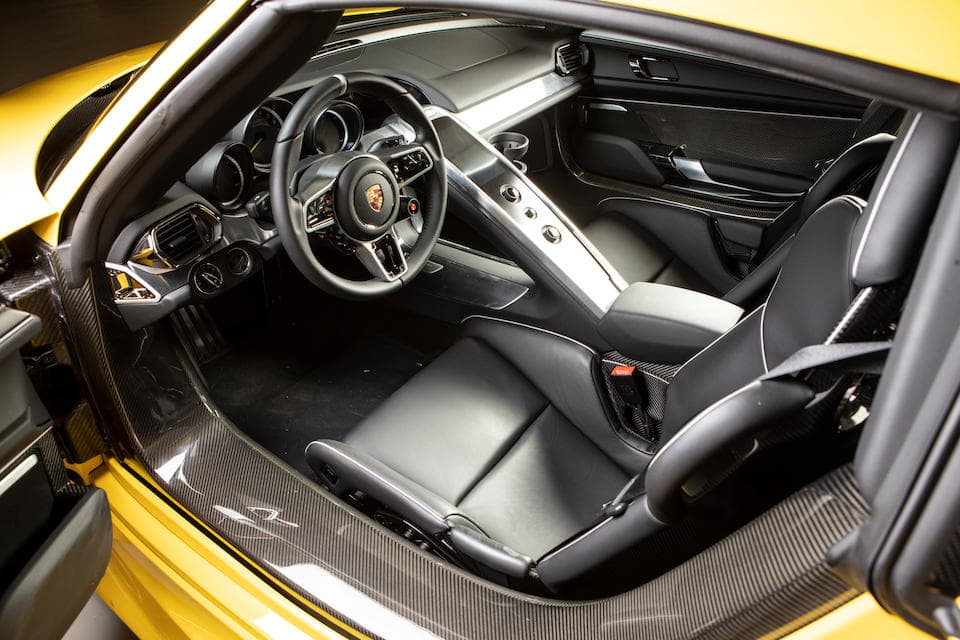 Con el Porsche 918 Spyder en su flotilla, 'El Patrón' poseía la trifecta entera de los hiperautos híbridos enchufables, siendo los otros dos el Ferrari LaFerrari y el McLaren P1. Construida entre 2013 y 2015, esta bestia alemana contaba con un motor V8 de 4.6 litros de desplazamiento, que en combinación con dos motores eléctricos genera un total de 887 caballos de fuerza. El 918 Spyder tenía un precio inicial de 845,000 dólares.