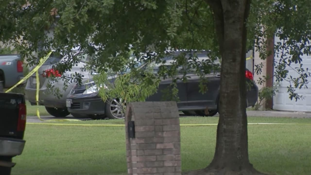 "Nos entristece informar que el niño que fue reportado como desaparecido fue encontrado muerto. Se está llevando a cabo una investigación criminal, por favor evite el área. Pedimos oraciones de todos por la familia", señaló la oficina del precinto 4 del condado Harris en su cuenta de Twitter.