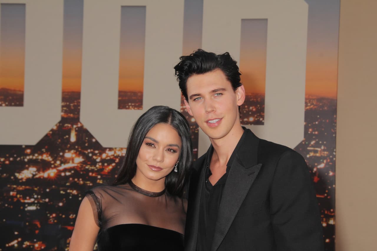 La pareja se conoció en 2006 en el set de filmación la saga de 'High school musical', la cual protagonizó
<b> <a href="https://www.univision.com/entretenimiento/chismes/vanessa-hudgens-en-problemas-por-tallar-una-roca-en-sedona-video">Hudgens.</a></b>