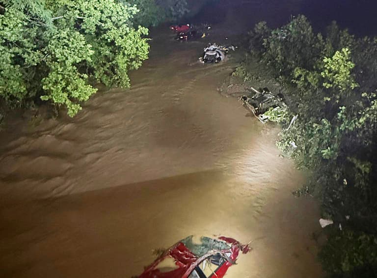 Inundaciones repentinas dejan al menos cinco muertos en Virginia Occidental y rescatistas buscan a desaparecidos