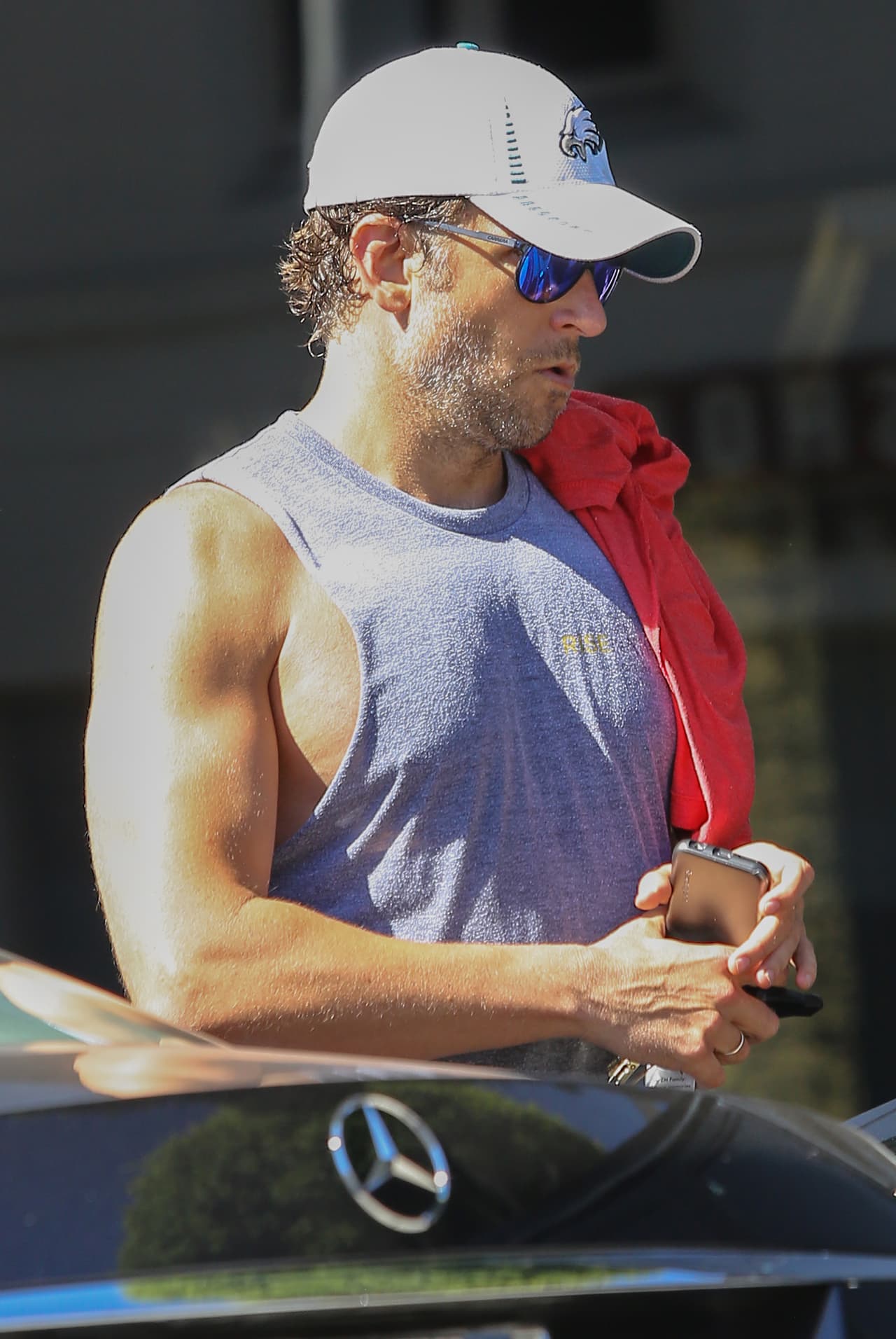 Bradley Cooper fue al gym y presume sus bíceps.