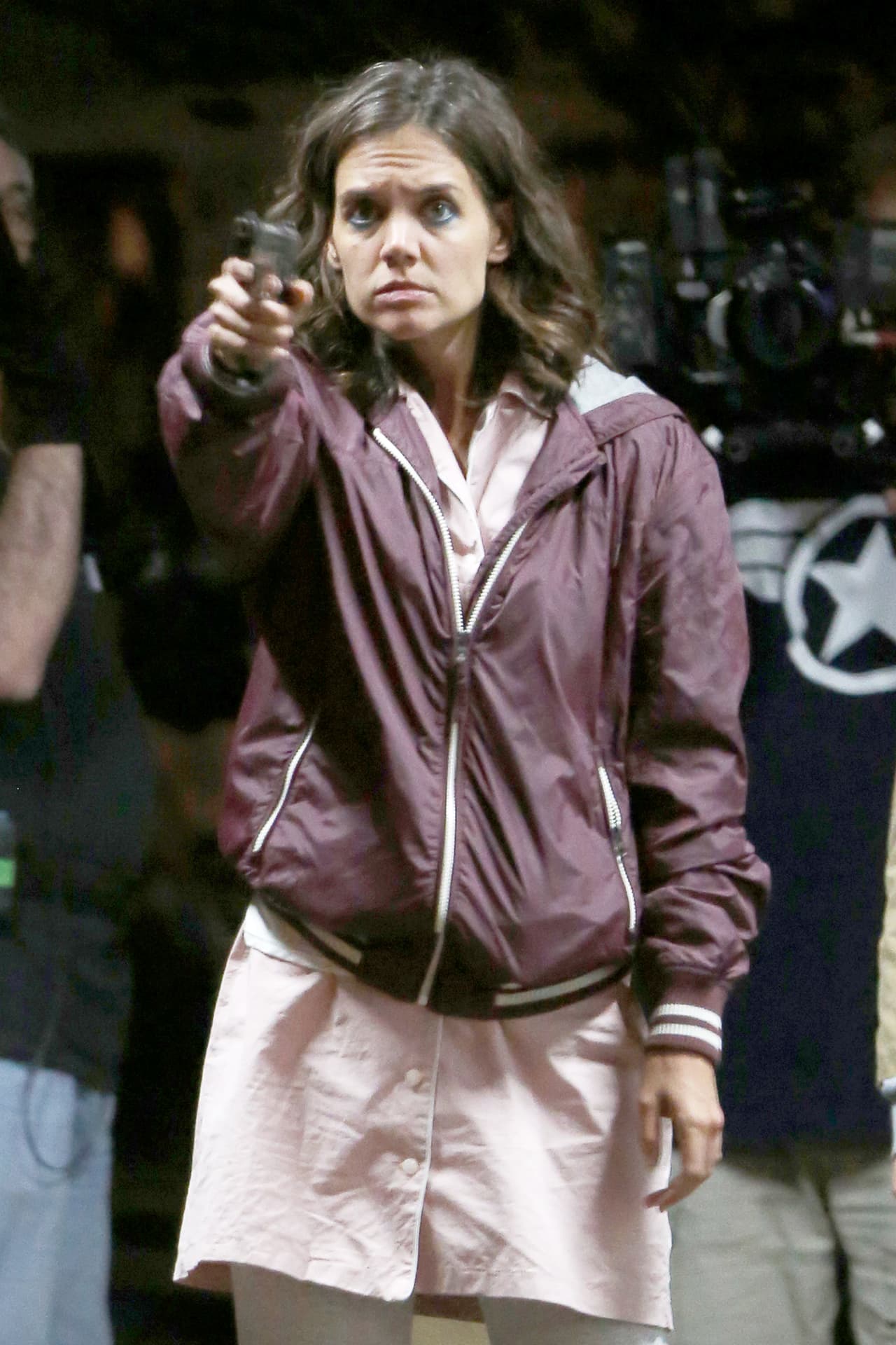 ¡No Katie, no! Holmes con todo y pistola filmando una escena complicada de su nueva película.