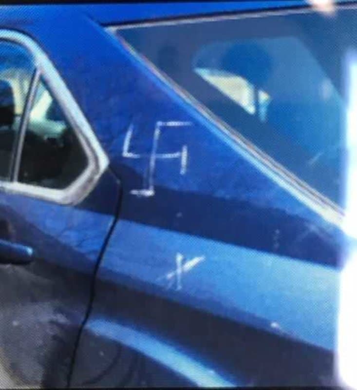 Esvática en el bloque 600 de East Street Road