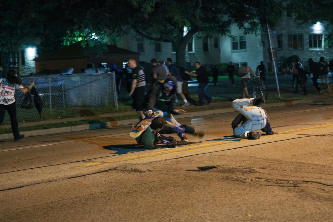 Enseguida otro manifestante que corrió desde un lado golpeó con una patineta al hombre armado, mientras el otro caía al suelo.