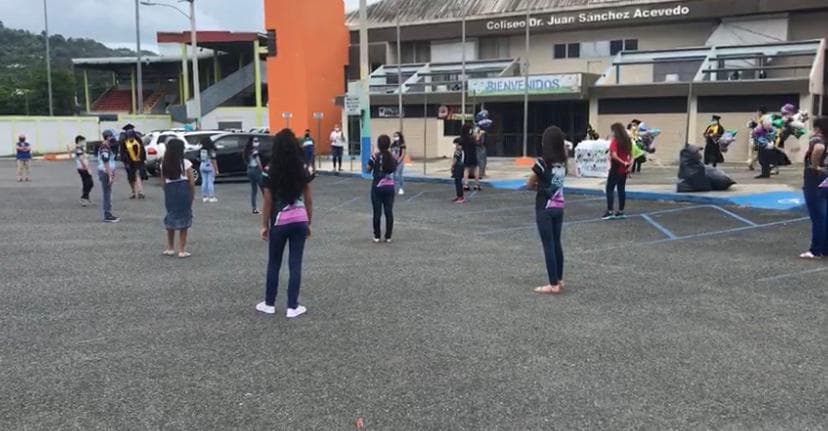 La clase graduanda 'Irexvi' a causa de la pandemia por el 
<a href="https://www.univision.com/temas/coronavirus">coronavirus</a>, tuvo que cumplir con las medidas de distanciamiento de 6 pies entre cada uno de los 53 graduandos.