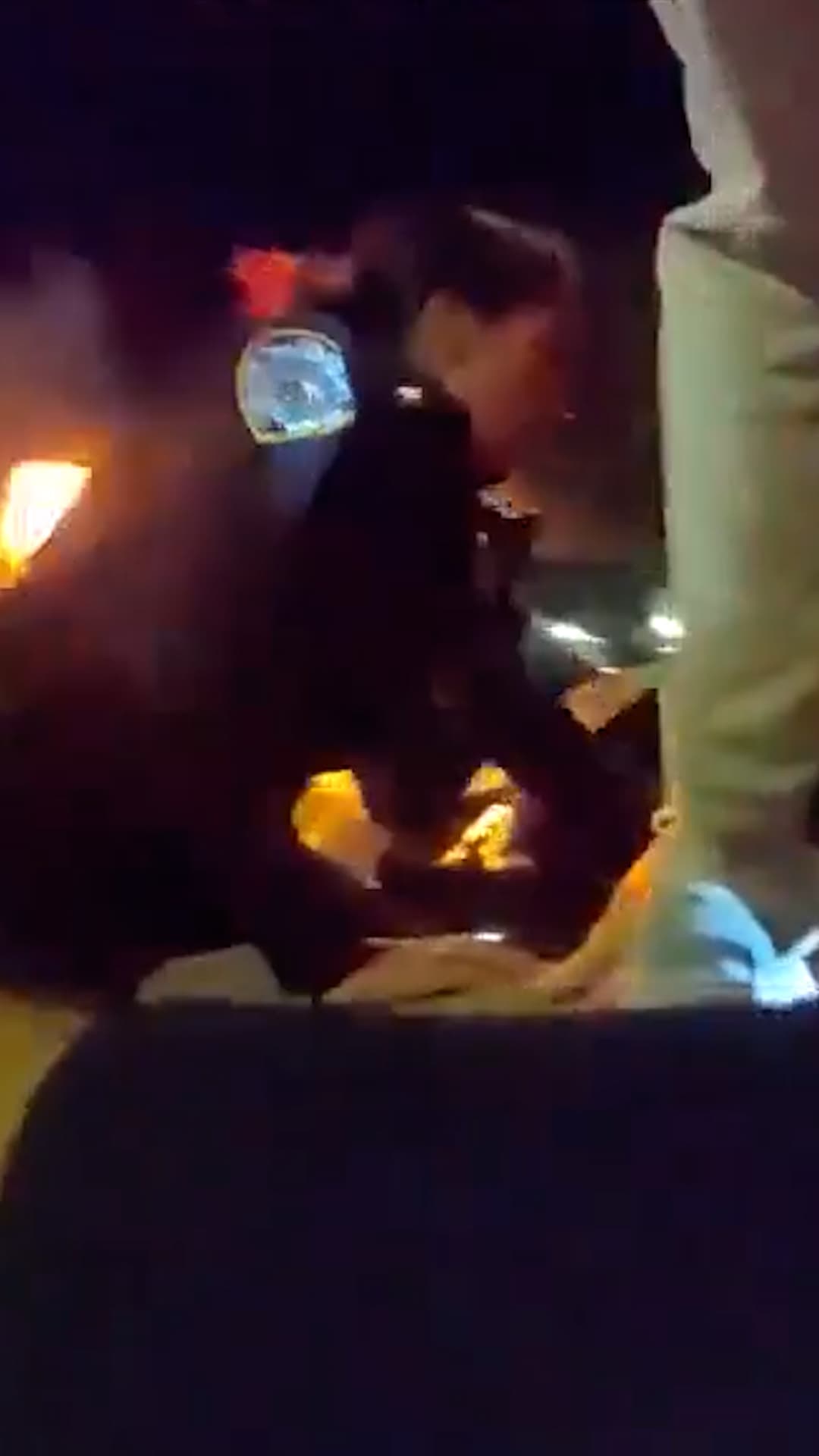 Queda atrapado en su auto en llamas tras un accidente