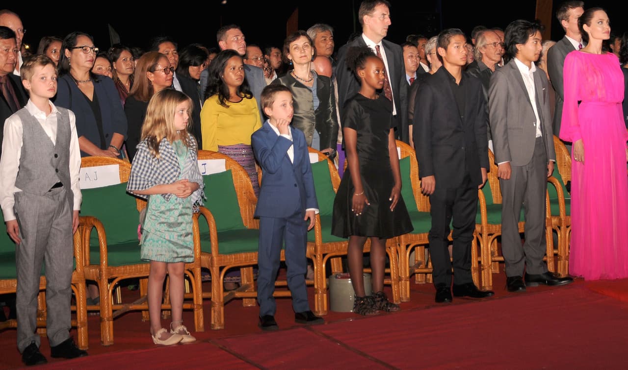 Desde la izquierda, en primera fila, Shilo, Vivienne, Knox, Sahara, Pax y Maddox junto a su madre, la actriz Angelina Jolie.