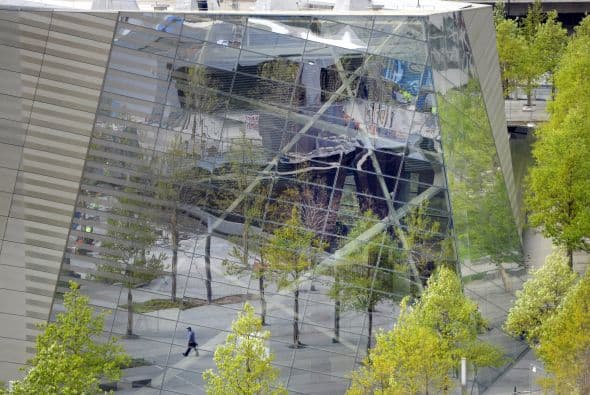 Un hombre se refleja en el lado del Museo del 9/11.