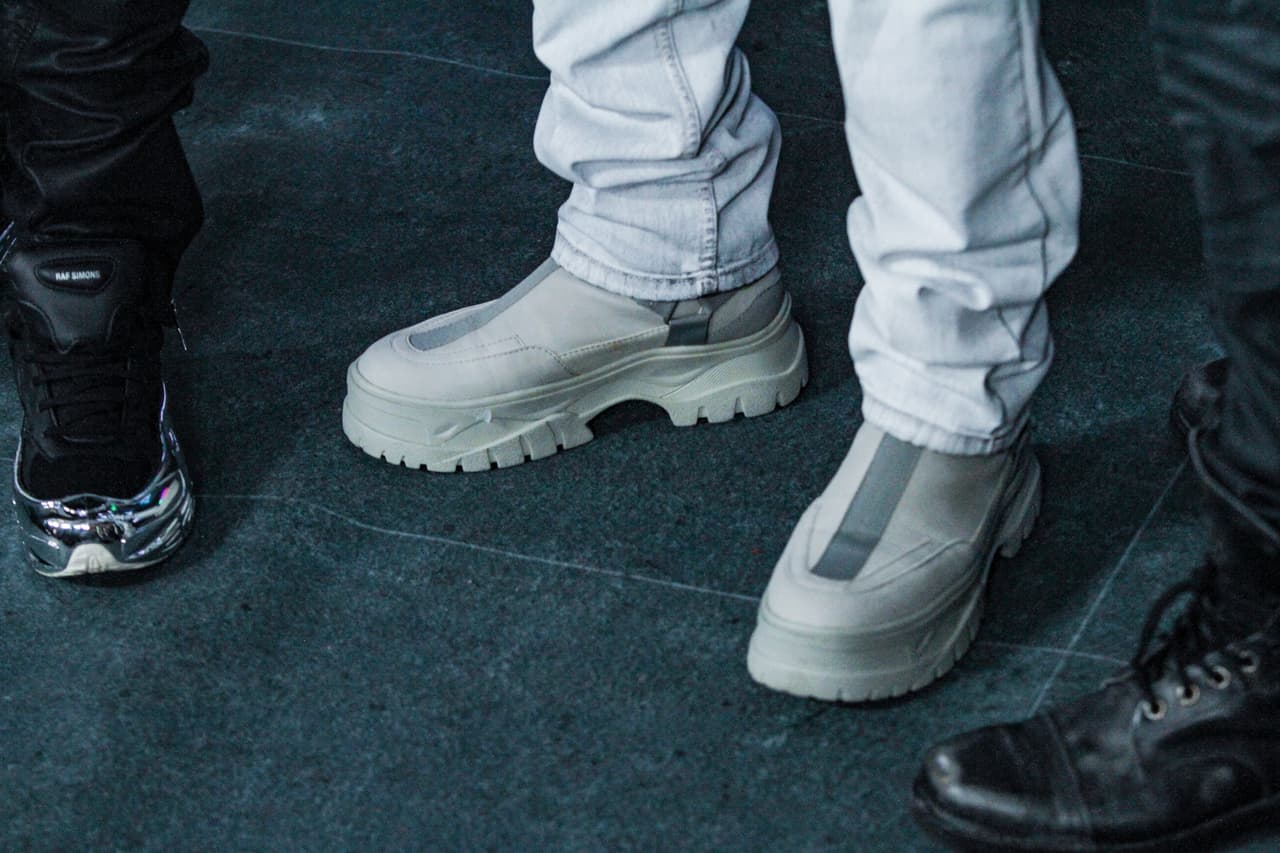 Él eligio unas botas blancas de plataforma para su llegada a Premios Juventud.