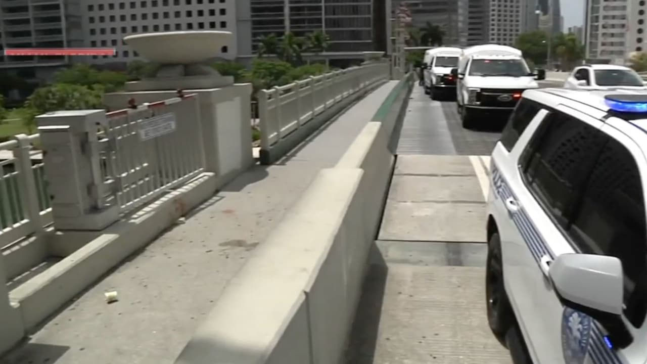 Una mujer cae desde un puente elevadizo en Florida: el dramático momento quedó captado en video