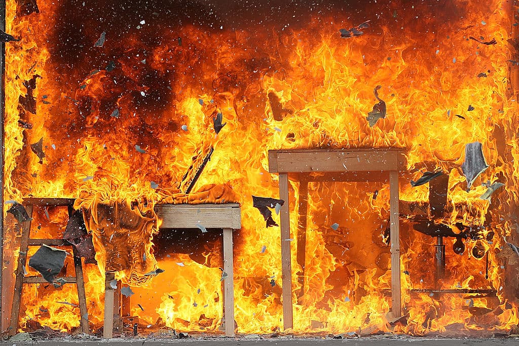 Perder la vida, a un ser querido o la casa por tener luces navideñas encendidas, con múltiples extensiones enchufadas a otras, sin protección, no vale la pena. Revisa cómo están y distribuye mejor la energía para que no se sobrecalienten.