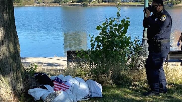 Hallan un “cuerpo falso” colgando de un árbol que asemeja un linchamiento en un parque de Oakland