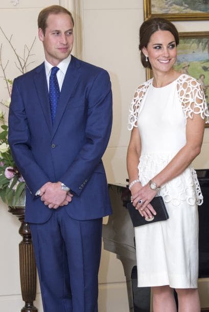 La duquesa de Cambridge nos sorprendió con su elección de vestuario para su visita en la Casa de Gobierno de Canberra, Australia. Pero no crean que enseñó piel de más, para nada. Kate simplemente eligió un diseño más arriesgado de lo que acostumbra. Lució hermosa en un vestido blanco de la diseñadora Lela Rose. Más videos de Chismes aquí.
