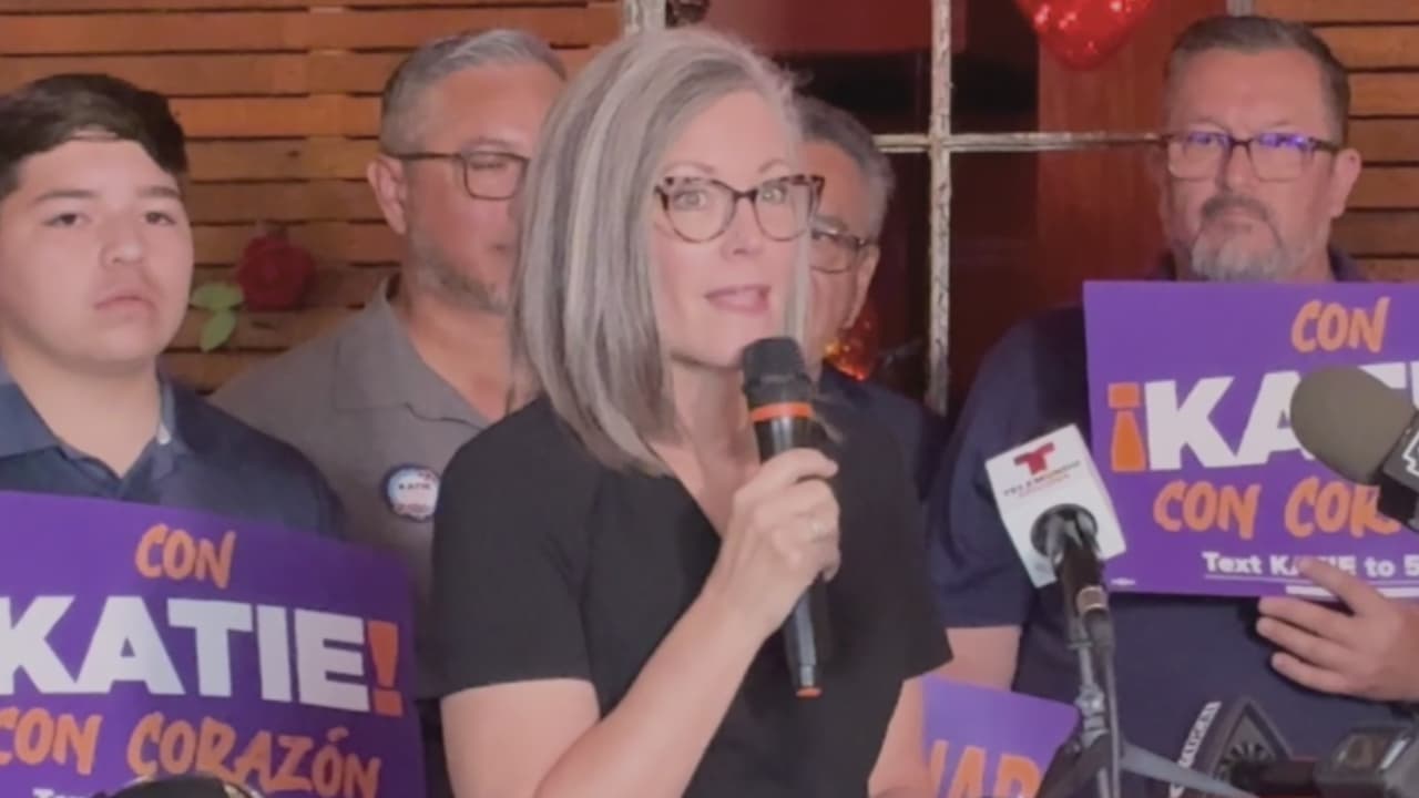 Katie Hobbs presenta la coalición "Familias Primero" para reforzar el apoyo del electorado hispano en Arizona