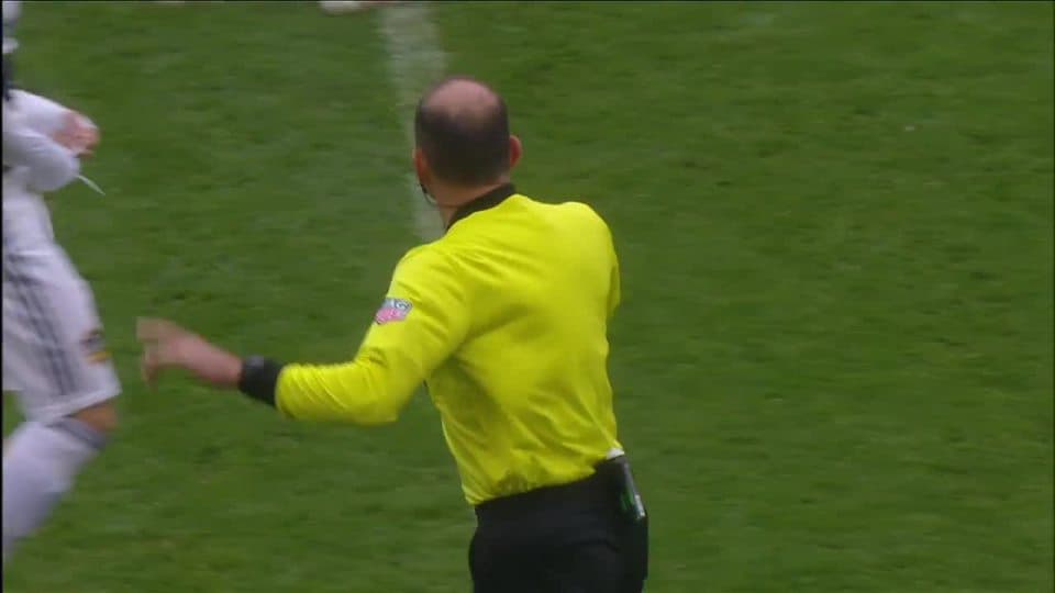 Arranca el partido y la pelota está en juego.
