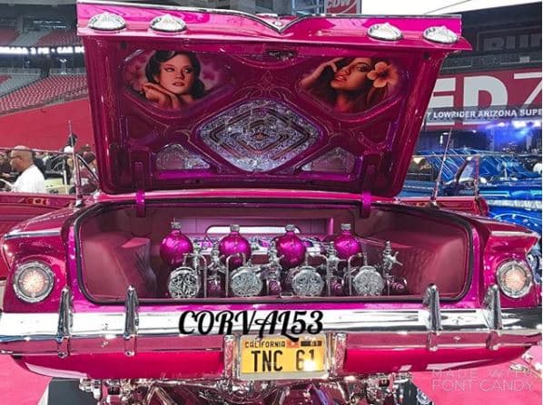 Este Chevrolet Impala 1961 convertido en Lowrider 
<b>es propiedad de Danny Ramírez,</b> quien invirtió mucho tiempo, dinero y esfuerzo en transformarlo y conseguir la apariencia que apreciamos en las imágenes.
<br>Candy Kisses cumple a cabalidad con los principios de los 'lowriders' con un gran trabajo en la suspensión. Además usa neumáticos más anchos y grandes que los de fábrica.