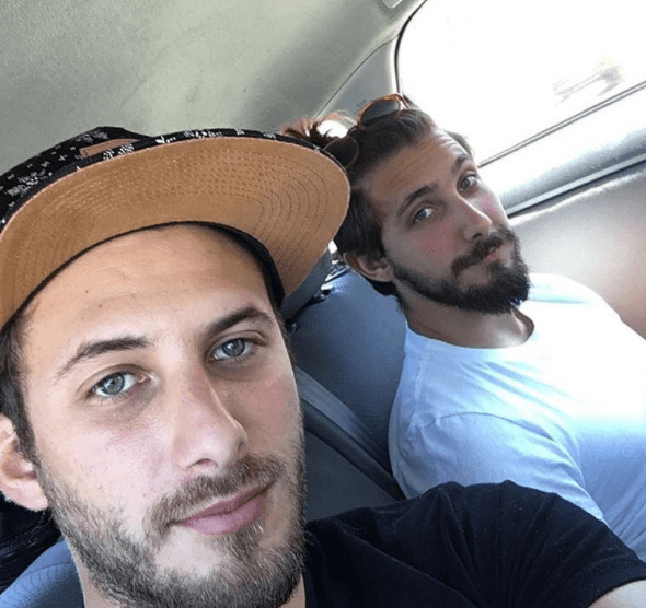 Se trata de la serie 
<b><a href="https://www.univision.com/los-angeles/klve/musica/son-famosos-y-estan-solteros-los-hombres-mas-codiciados-del-espectaculo-fotos#debac50f0001" target="_blank">'Cómo sobrevivir soltero'</a></b>, que produce 
<b><a href="https://www.univision.com/famosos/emiliano-zurita-revela-a-que-se-ha-aferrado-para-superar-la-muerte-de-su-madre-christian-bach-fotos" target="_blank">junto a su hermano Emiliano.</a></b>