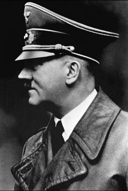 Adolfo Hitler:El ideólogo del partido nazi se suicidó el 30 de abril de 1945 y su cuerpo fue quemado, según versiones oficiales. Diez años después los rusos confirmaron tener los restos de su cuerpo. Y fue hasta 1970 que estos restos fueron exhumados y el hueso parietal de su caja craneana está en un Museo soviético.