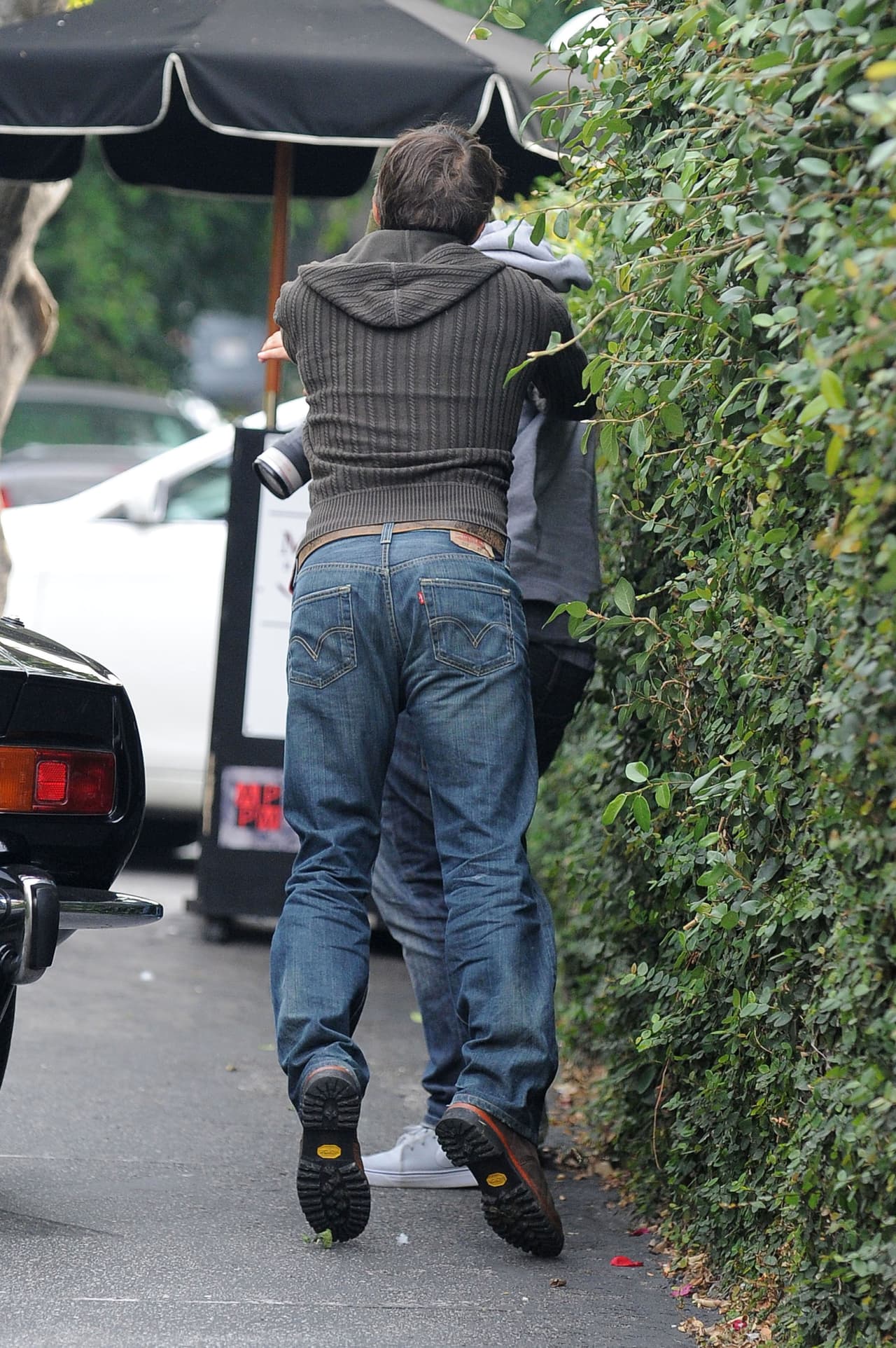 ¡Tremendo empujón le dio al fotógrafo!