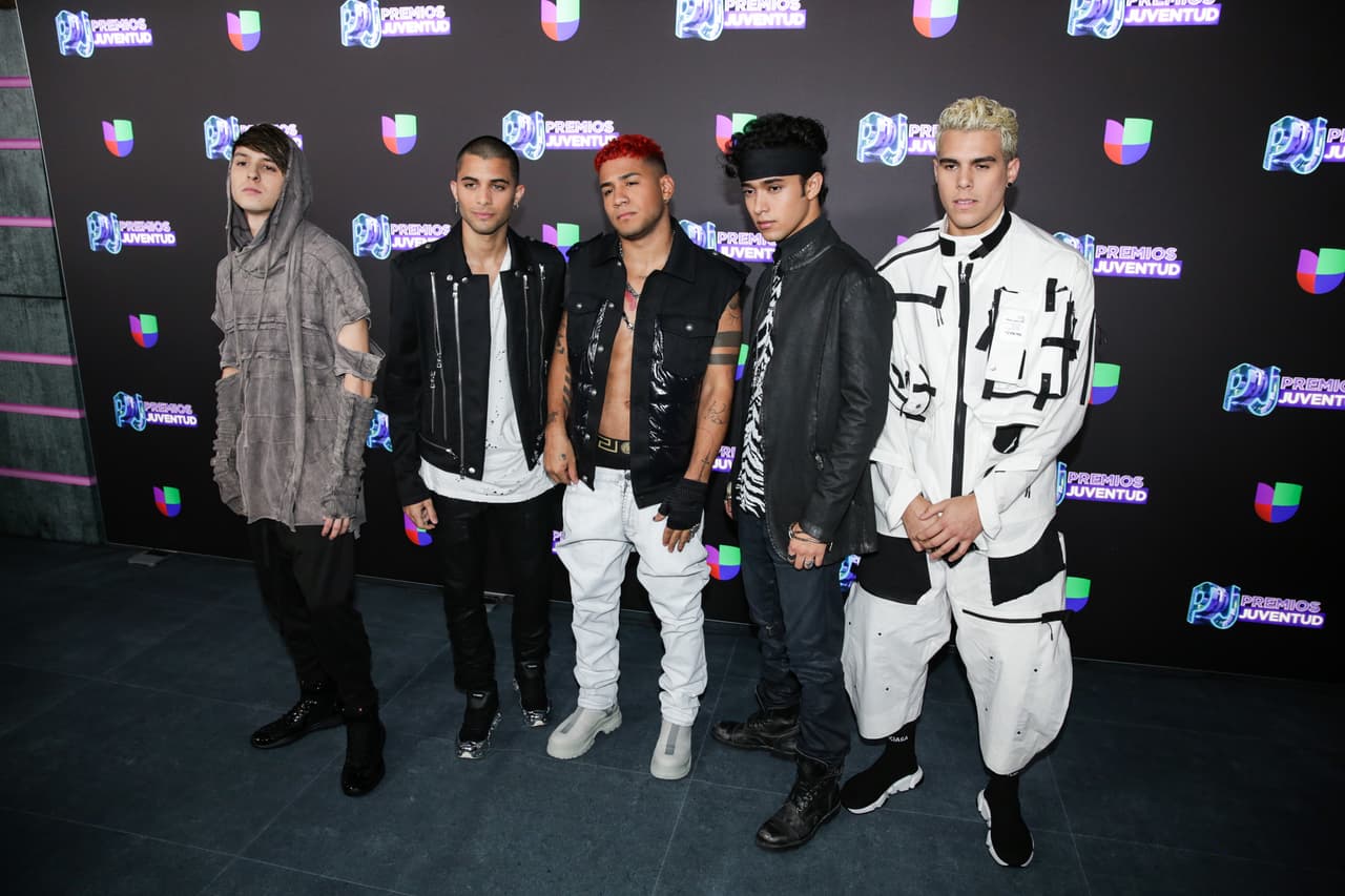 Los chicos de CNCO, quienes serán conductores junto a Alejandra Espinoza y Lali Espósito.