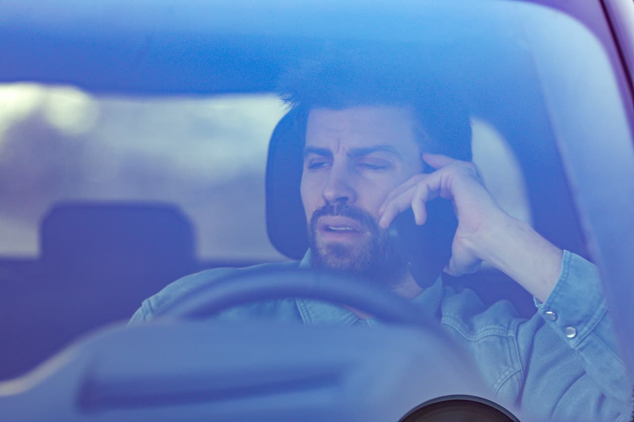 Permaneció con semblante serio y aprovechó para hacer unas llamadas telefónicas.
<br>