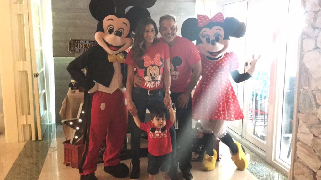 La familia completa posando con los invitados especiales.