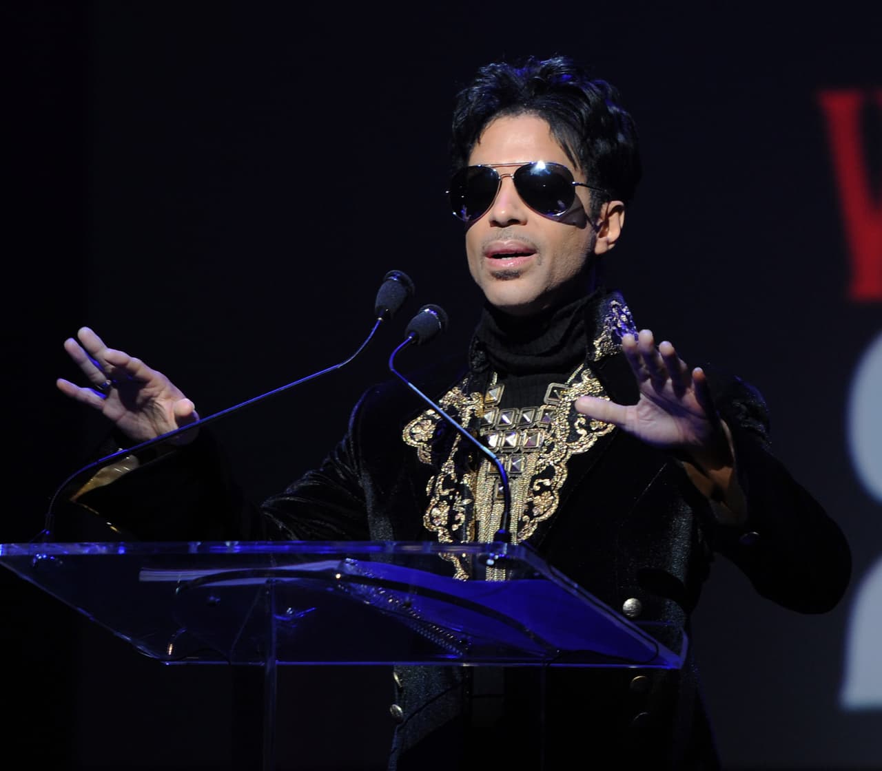 De hecho, al intentar hacer 
<b><a href="http://www.startribune.com/prince-s-estate-inventory-filed-in-court/409921405/">un inventario de su fortuna</a></b>, encontraron que al cantante le gustaba guardar fajos de dinero en efectivo por varios lugares, que tenía 67 barras de oro valuadas en cerca de 900 mil dólares y que tenía decenas de millones de dólares invertidos en una docena de propiedades - todo un magnate de bienes raíces.