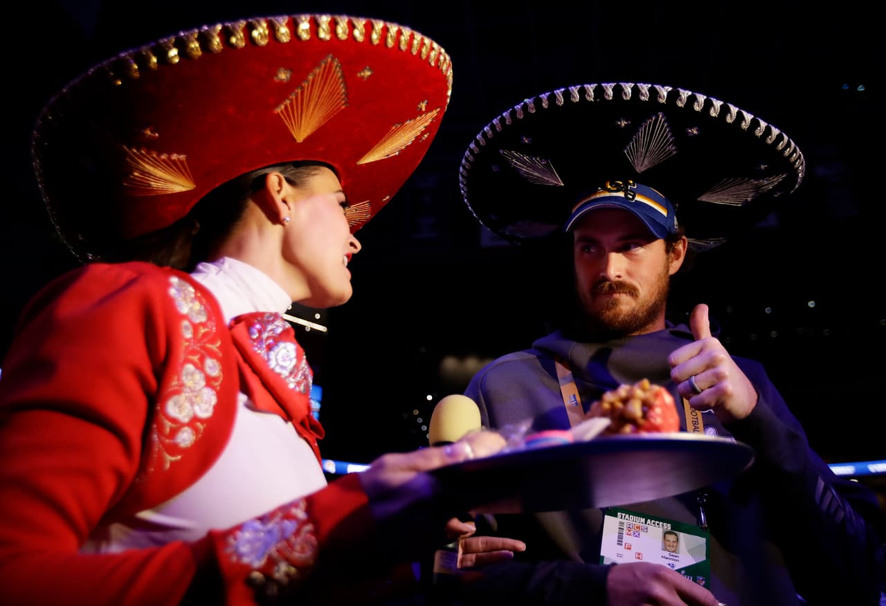 Sean Mannion de los LA Rams, portando un sombrero de mariachi, se le pide que pruebe alguna comida exótica mexicana. ¿Habrá aceptado el reto?