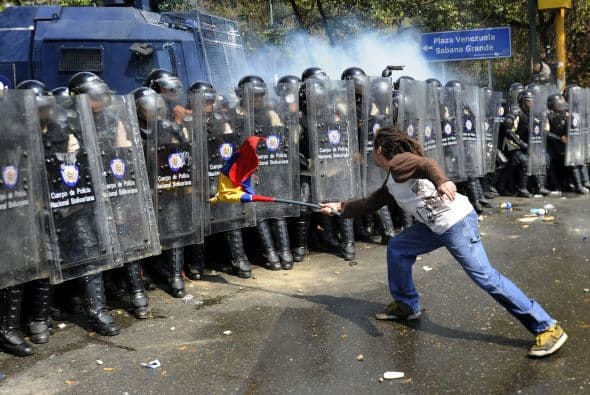 Además un grupo de manifestantes que trancaron vías mediante barricadas compuestas de basura, neumáticos y tapas de alcantarillas.