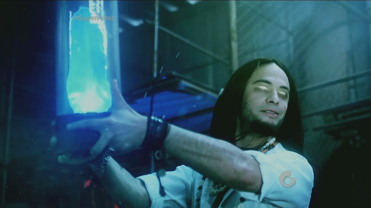 Uno de los secuaces del misterioso hombre tiene en sus manos un artículo que al parecer le da poderes.