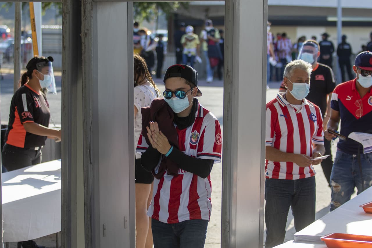 Los afortunados aficionados que consiguieron boleto para el partido más esperado de la temporada regular, comienzan a tomar sus lugares en el Estadio Akron a minutos del pitazo inicial.