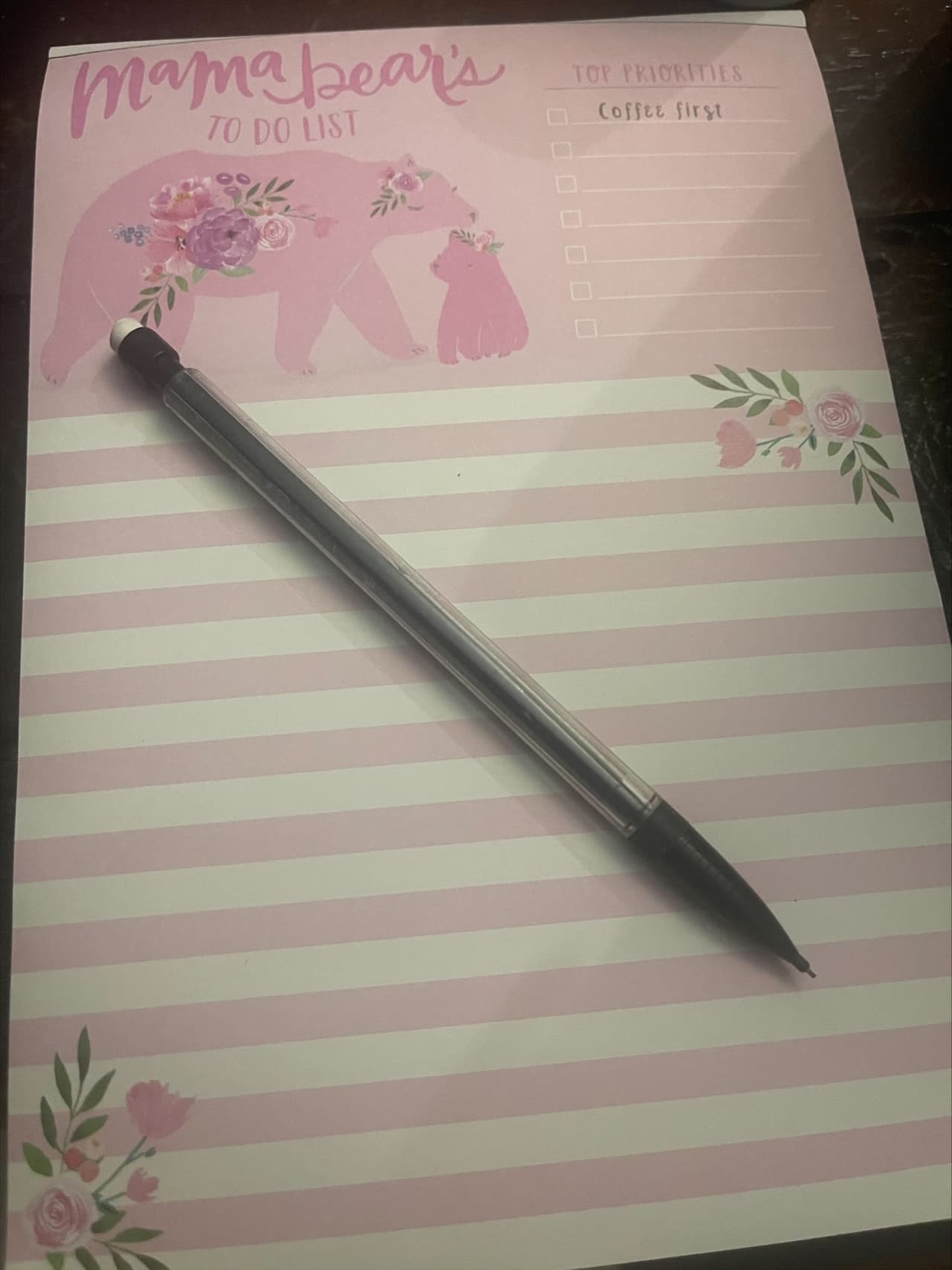 <b>Noveno, una libreta para tomar notas.</b> La paciente informó que fue recomendado por sus
<b><a href="https://www.univision.com/local/chicago-wgbo/cual-es-la-posibilidad-de-que-un-vacunado-se-contagie-con-la-variante-delta-y-sea-hospitalizado-te-contamos-video">profesionales de la salud</a></b> anotar sus síntomas a través del paso de los días. De esta forma, podrían monitorear la progresión de la infección.