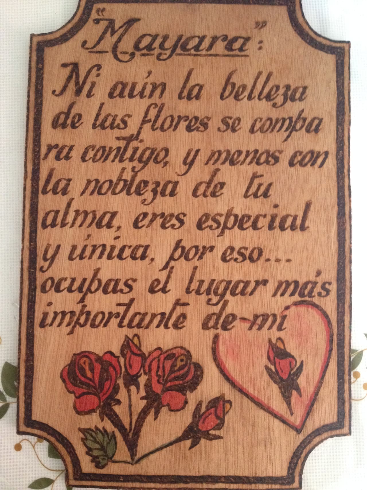 Cándida conserva en su casa esta placa de Mayara