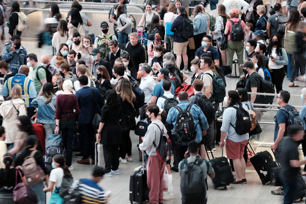 Cancelan centenares de vuelos al inicio del activo fin de semana de 'Memorial Day'