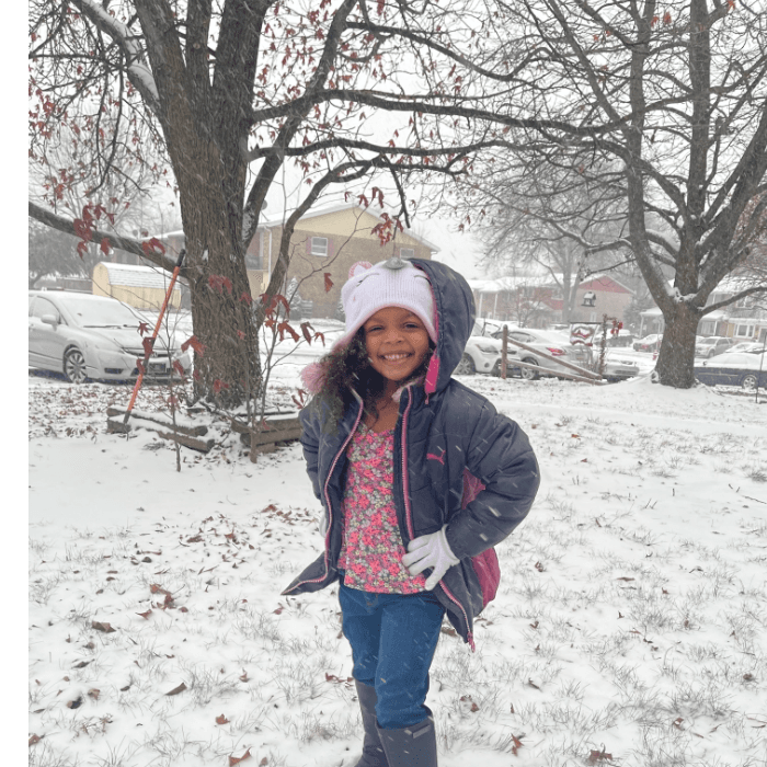 Niña disfruta las primeras horas de la nevada desde Middletown, Pennsylvania