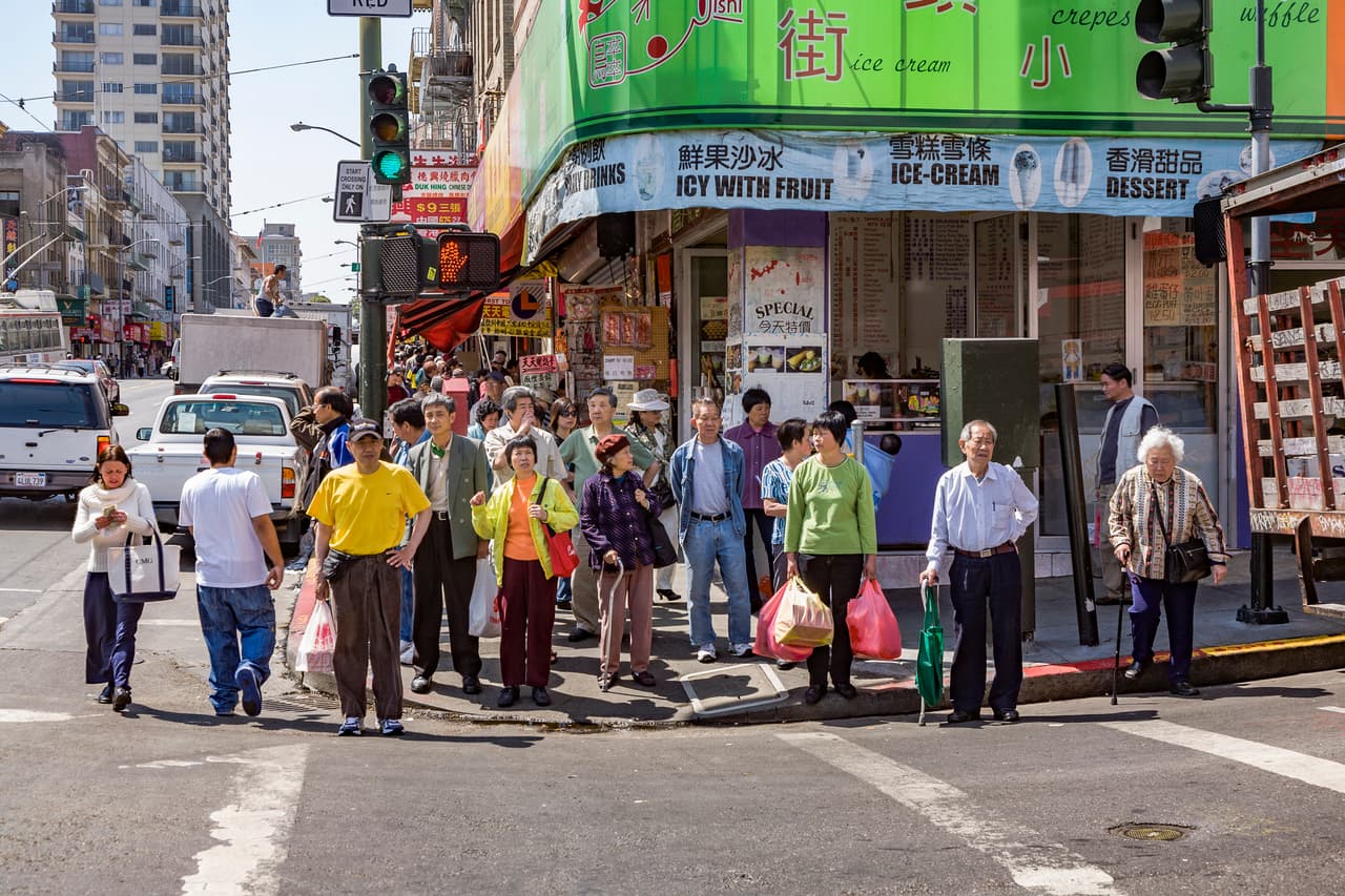 <b>Los grupos raciales más grandes (solos y combinados)</b>
<br>
<br>La raza asiática alcanzó los 24 millones.
<br>
<br>Los nativo estadounidenses (incluyendo los nativos de Alaska) suman 9.7 millones.
<br>
<br>Los nativos de Hawaii y de otras islas del Pacífico son 1.6 millones de personas.
<br>
<br>El estado donde hay más personas que se identificaron como asiáticos es Hawaii (37.2%), seguido de California (15.4%). La fotografía fue tomada en el barrio chino de San Francisco, en 2008.