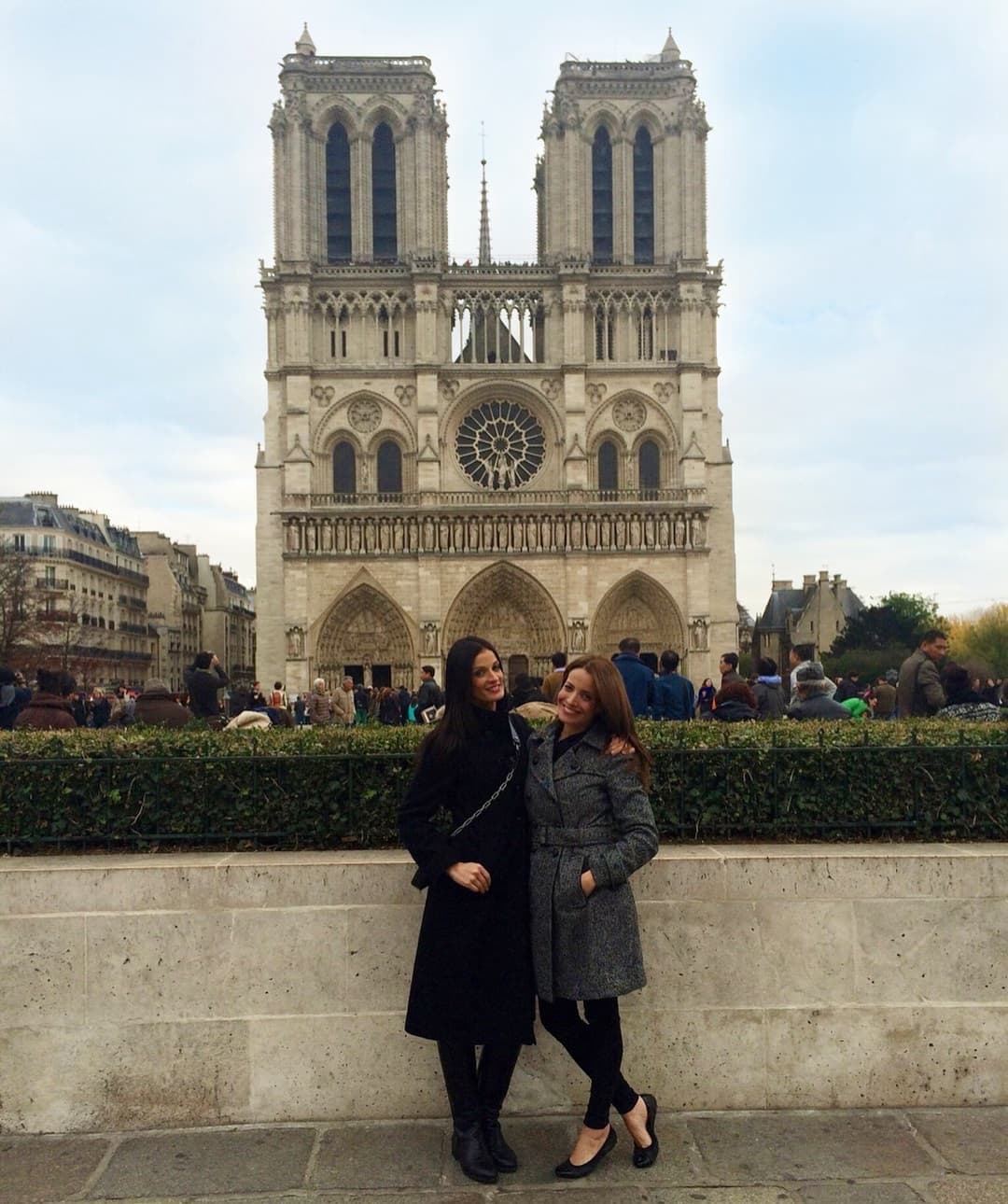 "Qué día tan triste... uno de nuestros lugares favoritos para visitar y orar”, expresó Dayanara Torres junto con a esta fotografía.