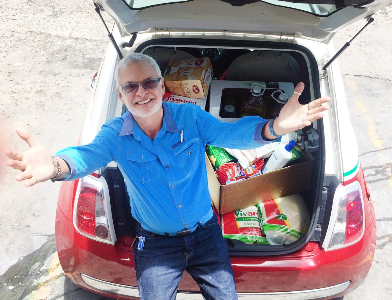 El director de cine cubano, Luis Palomo, en Panamá con varios artículos para los cubanos que están varados en la iglesia Santa Ana.