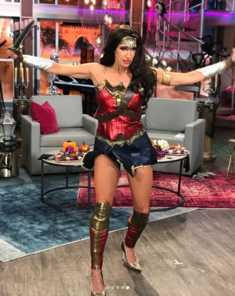 “Aquí disfrutando por unas horas de los poderes de #wonderwoman #YaTuSabe”, escribió la presentadora al lado de esta foto.