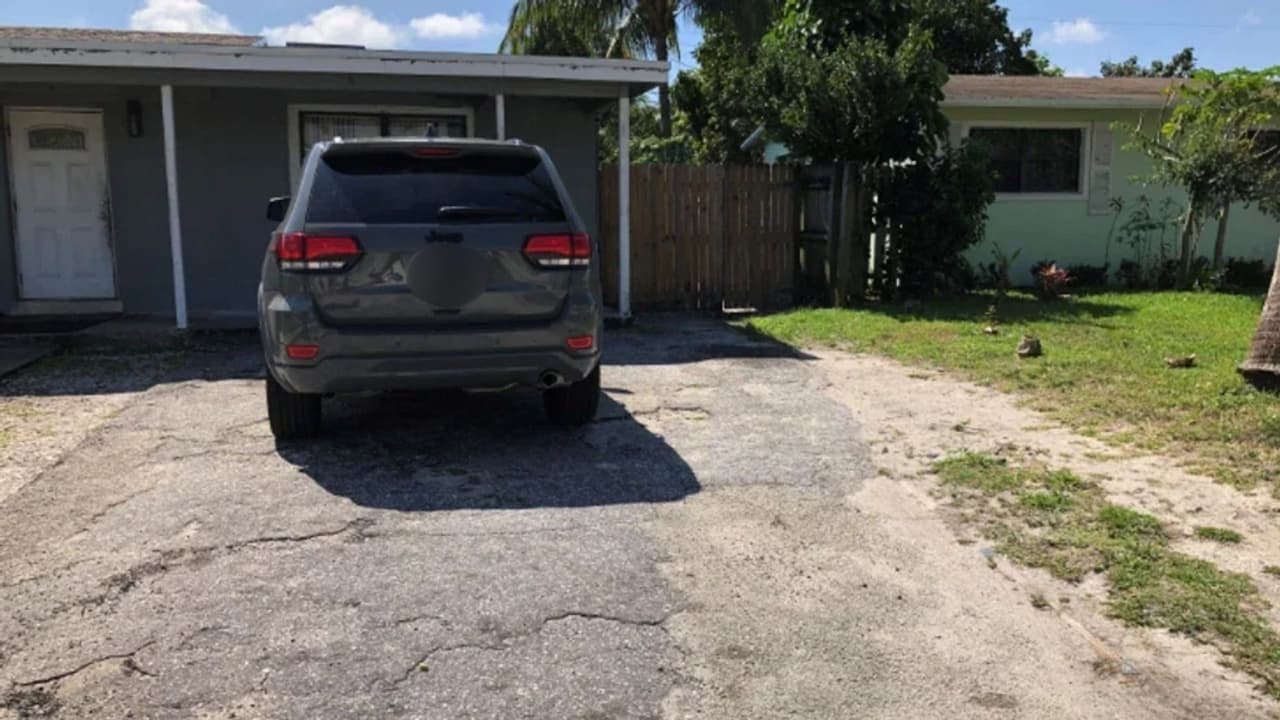 Madre soltera de Florida debe $165,000 en multas por estacionarse en la entrada de su propia casa