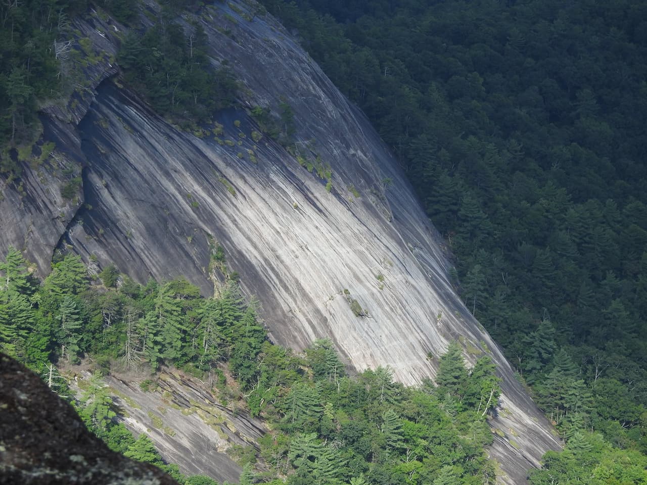 Los acantilados de la montaña parecen capas de hielo.