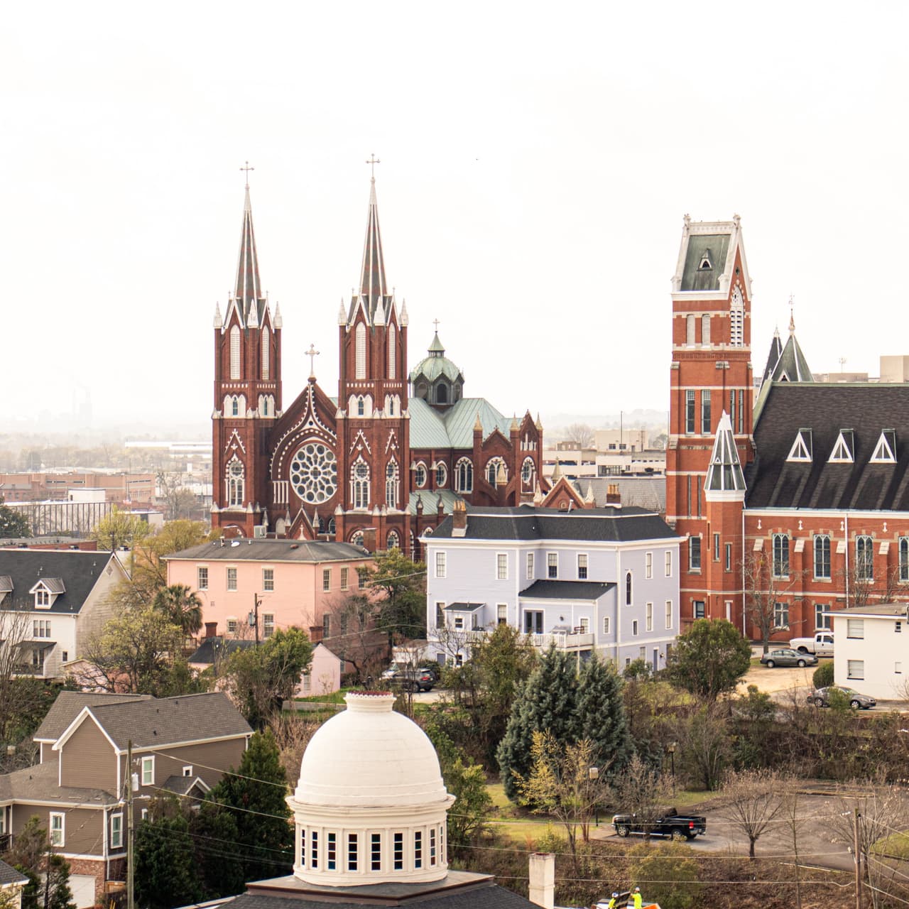<b>Macon. </b>Cuenta con atracciones, escena musical y un distrito del centro revitalizado recientemente. En 2023 cuando la ciudad conmemora su bicentenario y podrás sentir la energía positiva que emana de esta ciudad del centro de Georgia.
<br>
<br>
<b><a href="https://goo.gl/maps/14nGHENVUaTkLaiYA">Cómo llegar</a></b>