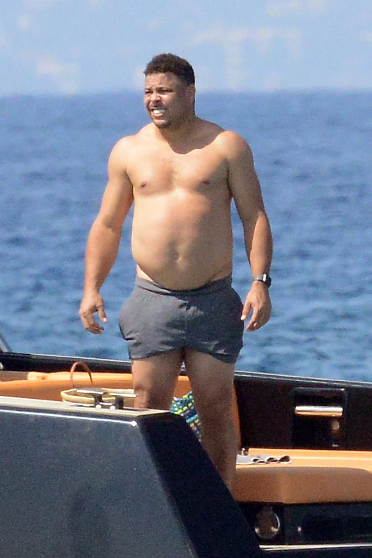 El 'fenómeno' 
<b>Ronaldo</b> colgó sus botines, dejó sus goles y también el ejercicio, ahora hace parte del grupo de 'dad bods'