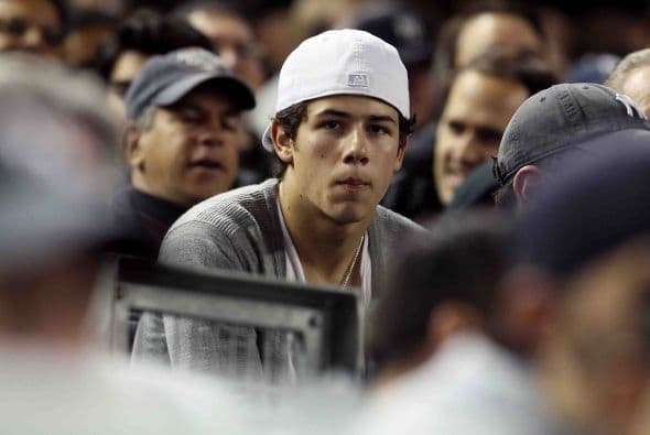 La estrella juvenil, Nick Jonas, con la cara larga por el resultado.