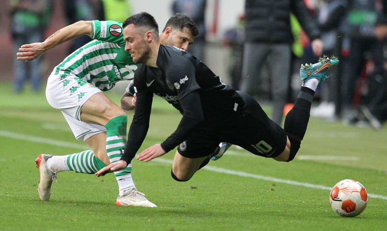 El Eintracht Frankfurt echó al Betis con un global de 3-2 tras empatar en tiempos extra por 1-1.