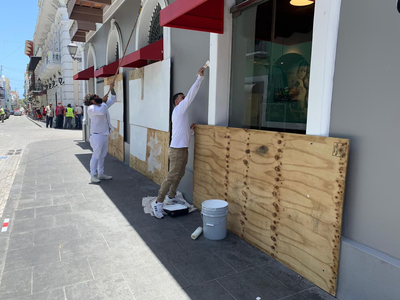 Varios 
<a href="https://www.univision.com/local/puerto-rico-wlii/comerciantes-protegen-sus-comercios-ante-manifestaciones-en-el-viejo-san-juan-video">comerciantes del Viejo San Juan</a> han expresado que las protestas han afectado sus negocios.